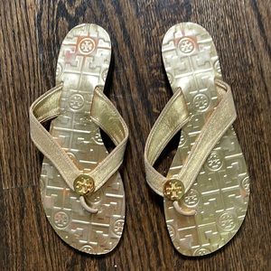 Tory Burch gold thong style sandal flip flop size 7 leather upper & strap